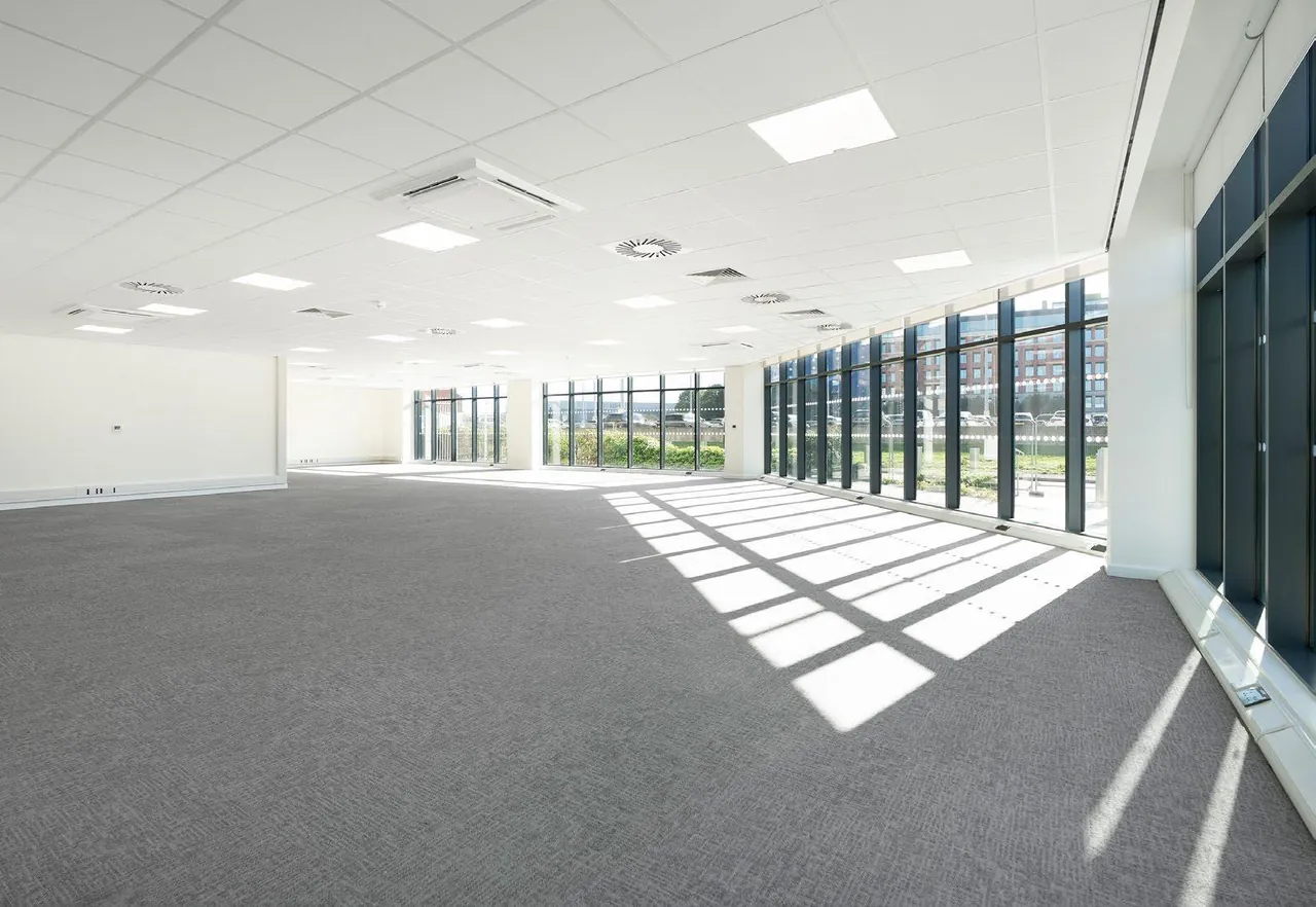 Show image 6: V117: V117 open-plan office floor