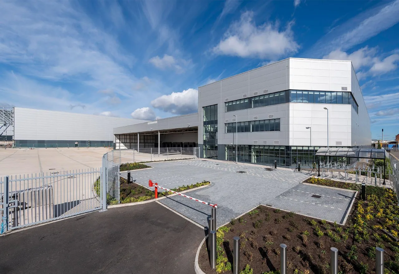 Show image 3: V117: V117 two-storey offices and secure gated entrance