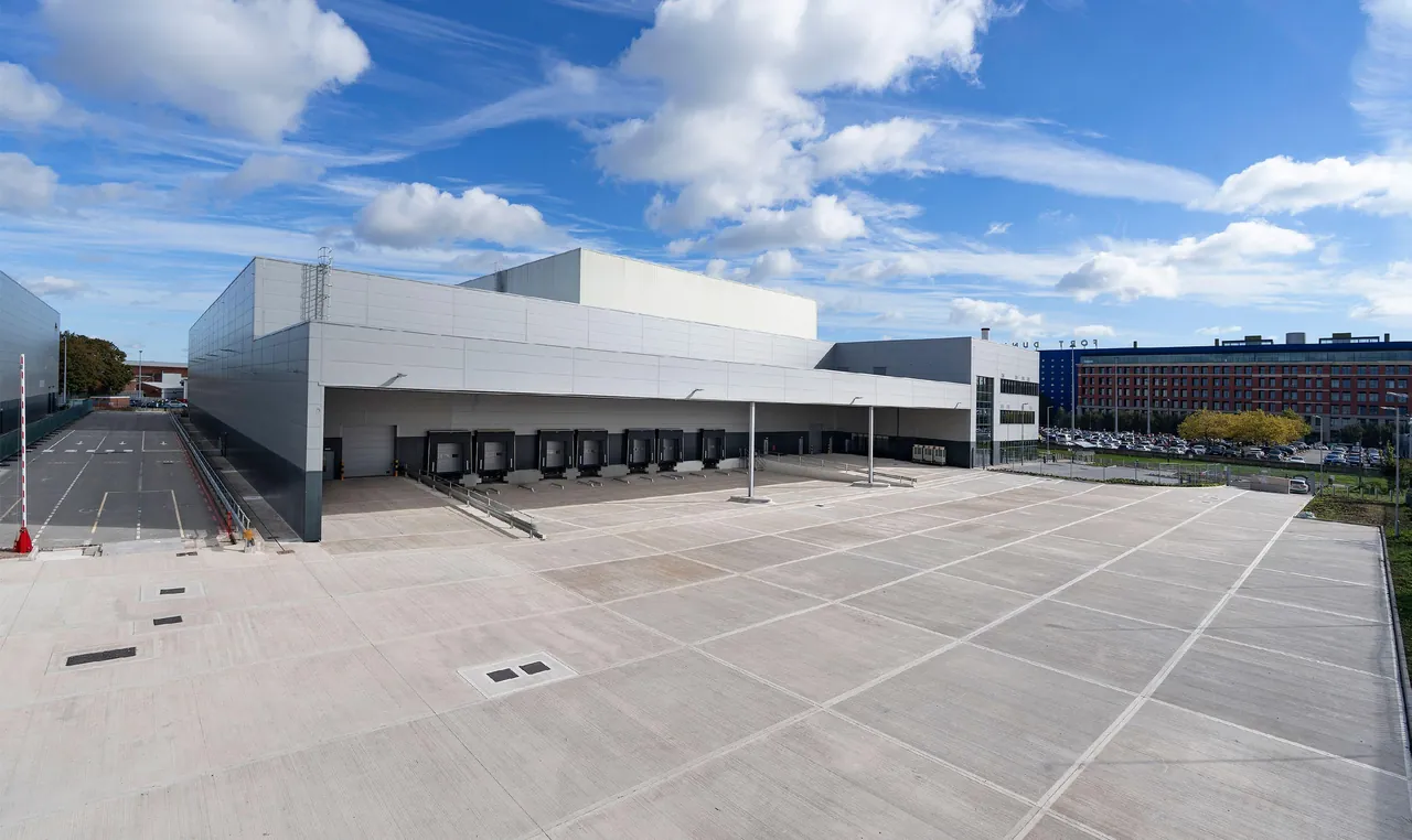 Show image 2: V117: V117 loading doors and service yard